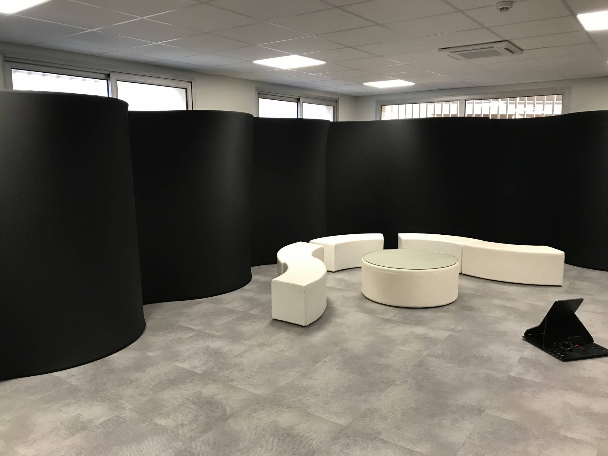 Paravent arrondi noir à la location pour cloisonnement  à Paris 75