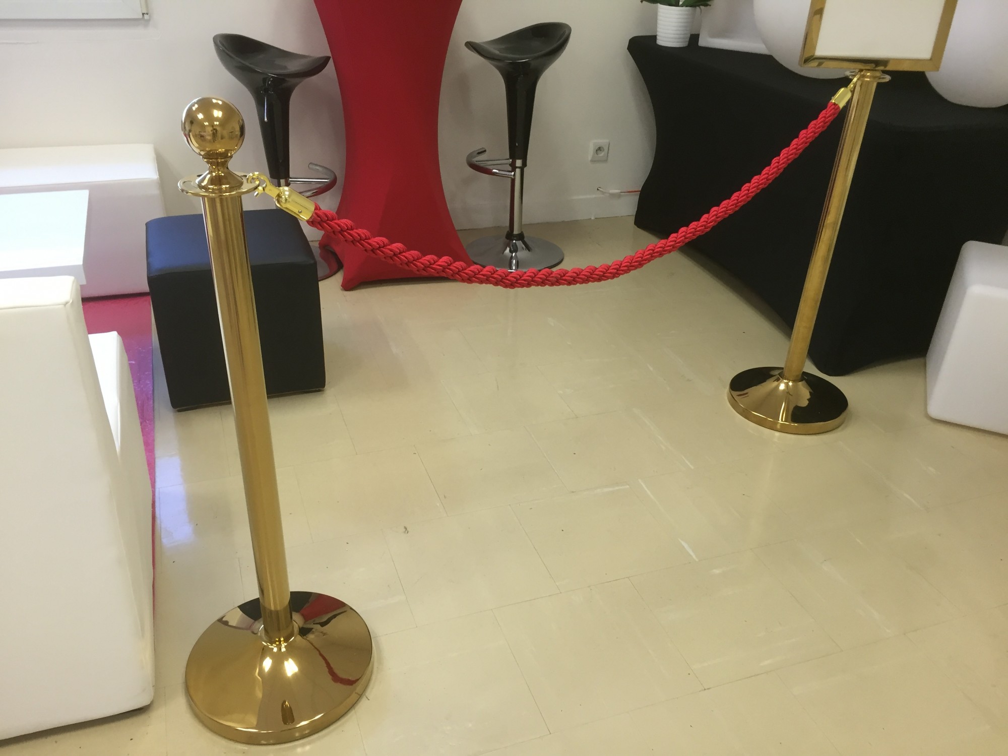 Location de potelet doré à corde rouge