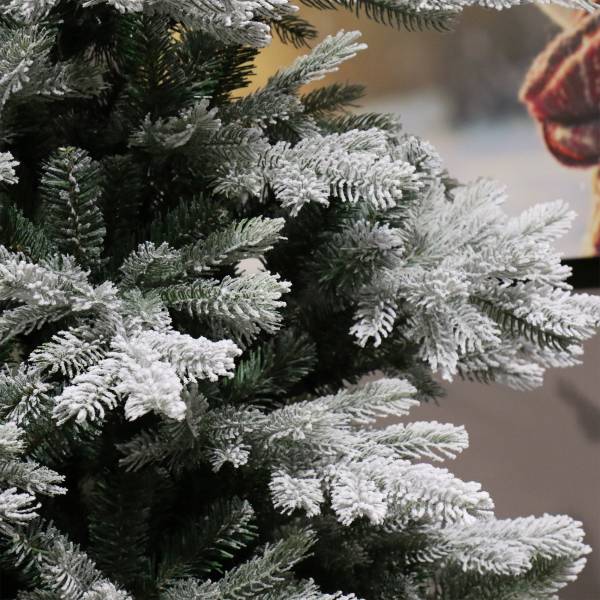 Location de sapin de Noël artificiel 3m00 avec neige pour évènement en Ile de France
