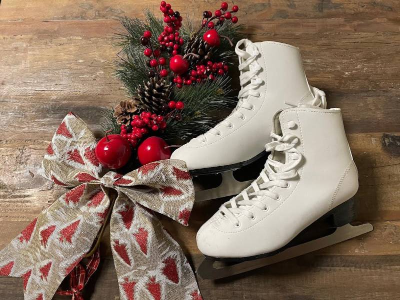 Location de patins à glace vintage pour décoration évènementielle à Paris