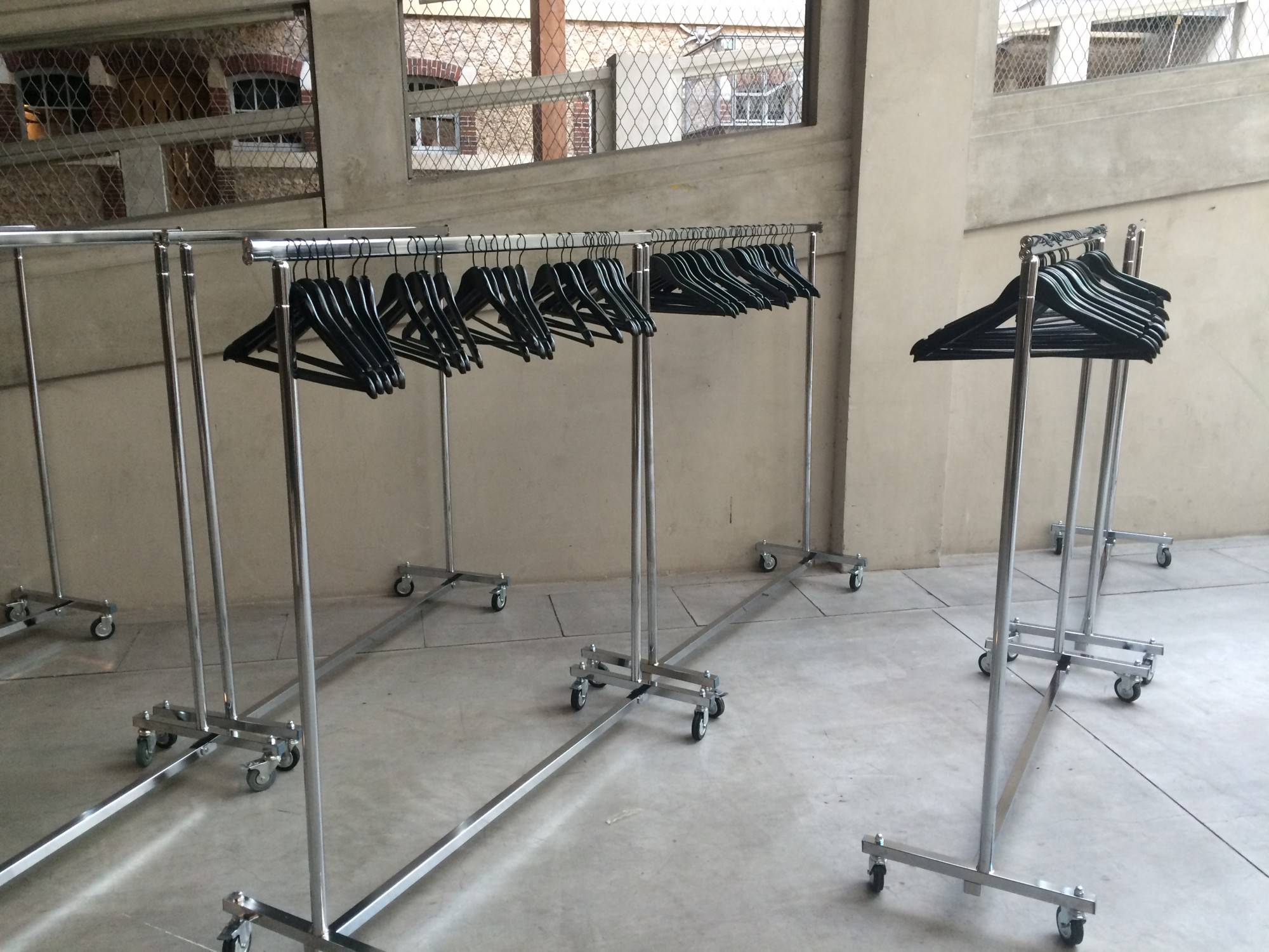 Louer des portants vêtements pour l’organisation d’une cérémonie privée à Plaisir 78