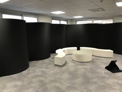 Paravent arrondi noir à la location pour cloisonnement  à Paris 75